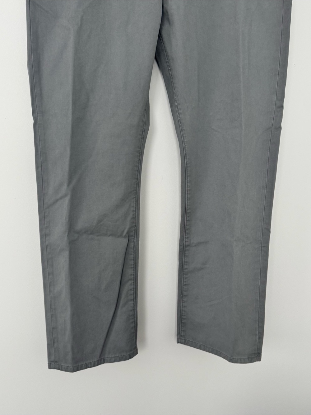 NWT Levi's Chino Pants Mens 42x30 Regular Fit Tapered Leg Olive Gray Flat Front - Picture 2 of 8